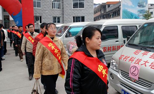 1月4日,廣西昭平縣選派的 “農(nóng)村科技特派員”準(zhǔn)備乘車奔赴農(nóng)村。