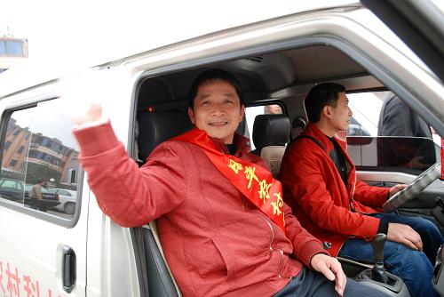 月4日,廣西昭平縣一名 “農(nóng)村科技特派員”準(zhǔn)備乘車奔赴農(nóng)村。