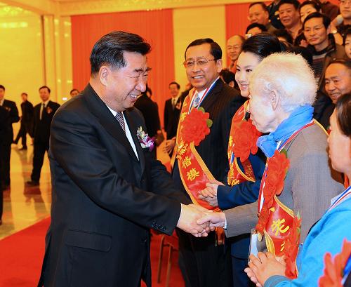 1月13日,第三屆全國敬老愛老助老主題教育活動表彰大會在北京舉行。中共中央政治局委員、國務院副總理、全國老齡工作委員會主任回良玉出席會議并頒獎。這是會議開始前,回良玉接見受表彰人士。 新華社記者李濤攝