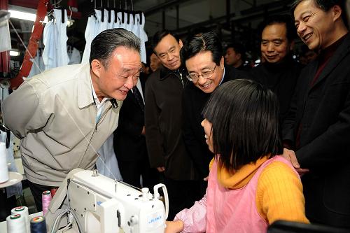 2月5日至9日,中共中央政治局常委、全國(guó)人大常委會(huì)委員長(zhǎng)吳邦國(guó)在浙江調(diào)研。這是2月5日,吳邦國(guó)考察寧波雅戈?duì)柤瘓F(tuán)時(shí)和女工親切交談。新華社記者 高潔 攝