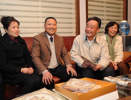 2月5日至9日,中共中央政治局常委、全國(guó)人大常委會(huì)委員長(zhǎng)吳邦國(guó)在浙江調(diào)研。 這是2月6日,吳邦國(guó)看望嘉興市海寧許村鎮(zhèn)永福村王明吉(左二)一家。 新華社記者高潔攝