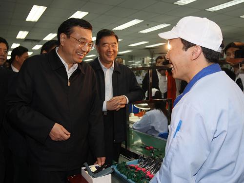 李克強(qiáng)在廣東考察 2月6日至9日,中共中央政治局常委、國務(wù)院副總理李克強(qiáng)在廣東考察。 這是2月8日,李克強(qiáng)來到東莞泰科電子有限公司,與來自外地的企業(yè)員工交談,了解勞動力就業(yè)和職工生活情況。 新華社記者劉衛(wèi)兵攝