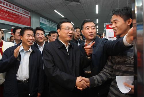2月6日至9日,中共中央政治局常委、國務(wù)院副總理李克強(qiáng)在廣東考察。 這是2月8日,李克強(qiáng)來到位于東莞的智通人才市場,與在招工信息欄前查詢信息的求職青年(右一)交談。智通人才市場是目前國內(nèi)營業(yè)面積最大、服務(wù)企業(yè)和人員數(shù)量最多的常設(shè)型人才市場,每周前來招聘的企業(yè)超過4000家,進(jìn)場求職者達(dá)50000人。 新華社記者劉衛(wèi)兵攝