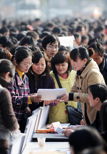 2月11日,合肥市瑤海區(qū)舉辦大型農(nóng)民工暨下崗失業(yè)人員專場招聘會,同時開展就業(yè)服務(wù)政策咨詢。此次招聘會共有187家用人單位進場招聘,提供就業(yè)崗位約5000個。 新華社發(fā)(解琛 攝)