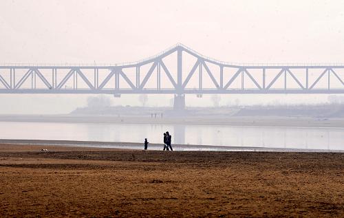 黃河中下游旱情嚴(yán)重 2月11日,行人在黃河濟(jì)南濼口段萎縮的河道邊行走。 黃河防汛抗旱總指揮部日前發(fā)布黃河流域當(dāng)前旱情,依照《旱情等級(jí)標(biāo)準(zhǔn)》綜合分析,目前黃河上游地區(qū)出現(xiàn)中度干旱,中下游地區(qū)出現(xiàn)特大干旱。自2008年11月以來(lái),黃河流域大部分地區(qū)降水量不足10毫米,其中下游山東地區(qū)降水量較常年偏少五至八成,來(lái)水減少三成,部分河段河道萎縮。 新華社記者 朱崢攝