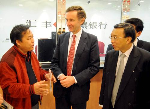 匯豐村鎮(zhèn)銀行開進京郊 2月12日,匯豐集團主席葛霖(左二)在北京密云匯豐村鎮(zhèn)銀行與客戶交談。 當日,北京密云匯豐村鎮(zhèn)銀行正式開業(yè),這是匯豐在內(nèi)地的第四家村鎮(zhèn)銀行。匯豐集團是首家進入中國農(nóng)村市場的國際性銀行,目前匯豐村鎮(zhèn)銀行已經(jīng)覆蓋了中國的西部、中部、華東和華北地區(qū)。 新華社記者 羅曉光攝