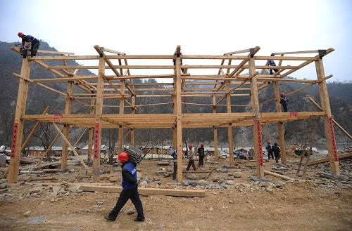 節(jié)后忙重建 建筑工人在搭建木結(jié)構(gòu)房屋(2月11日攝)。 農(nóng)歷正月十五過(guò)后,隨著天氣轉(zhuǎn)暖,四川省青川縣關(guān)莊鎮(zhèn)受災(zāi)農(nóng)戶(hù)積極投入家鄉(xiāng)災(zāi)后重建,平整地基、搭建木框架等永久性房屋的建設(shè)如火如荼。據(jù)關(guān)莊鎮(zhèn)政府介紹,該鎮(zhèn)1570戶(hù)重建房中已有1214戶(hù)啟動(dòng),其中已經(jīng)主體完工的有832戶(hù)。 新華社記者 江宏景 攝