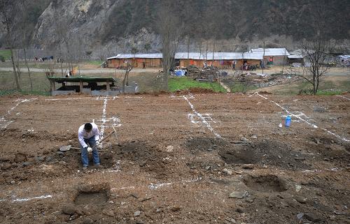 節(jié)后忙重建 一位村民在取土準(zhǔn)備打地基(2月11日攝)。