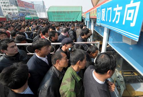 安徽阜陽火車站持續(xù)返程高峰 2月12日,旅客在阜陽火車站增開的臨時售票處購票。 當(dāng)日,安徽阜陽火車站共發(fā)送旅客8.6萬多人,持續(xù)客流高峰,其中主要為農(nóng)民工客流。據(jù)了解,2月11日阜陽火車站發(fā)送旅客達(dá)9.5萬余人。 新華社記者 陳曄華 攝