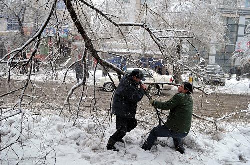 吉林迎來罕見雨雪天氣 2月13日,吉林省白山市的園林工人正在清理被大雪壓斷阻礙交通的大樹杈。 受貝加爾湖較強冷空氣影響,從2月12日夜間開始,吉林省迎來一場罕見的雨雪天氣。據(jù)從12日20時到13日8時的統(tǒng)計,吉林省共有18個縣市出現(xiàn)暴雪天氣。吉林省氣象臺13日5時發(fā)布暴雪紅色預警信號、道路結冰紅色預警信號,提醒相關部門及時清雪,居民出行時要注意交通安全。 新華社發(fā)(姜波攝)