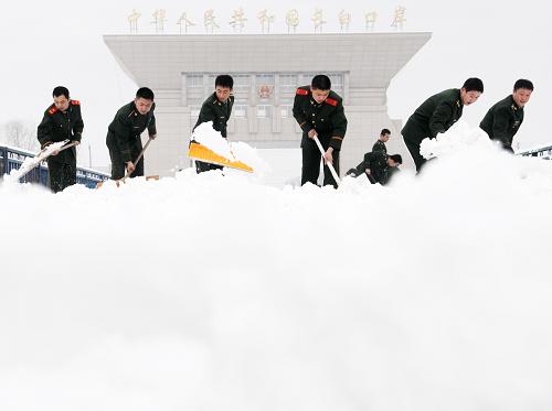 吉林迎來罕見雨雪天氣 2月13日,為確??诎墩MP,長白邊防檢查站官兵搶通運輸?shù)缆贰?受貝加爾湖較強冷空氣影響,從2月12日夜間開始,吉林省迎來一場罕見的雨雪天氣。據(jù)從12日20時到13日8時的統(tǒng)計,吉林省共有18個縣市出現(xiàn)暴雪天氣。吉林省氣象臺13日5時發(fā)布暴雪紅色預警信號、道路結冰紅色預警信號,提醒相關部門及時清雪,居民出行時要注意交通安全。 新華社記者 齊海山 攝