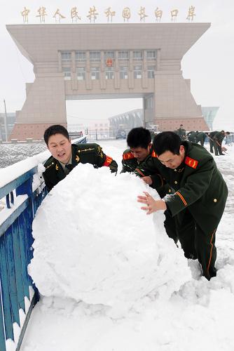 吉林迎來罕見雨雪天氣 2月13日,為確保口岸正常通關,長白邊防檢查站官兵搶通運輸?shù)缆贰?受貝加爾湖較強冷空氣影響,從2月12日夜間開始,吉林省迎來一場罕見的雨雪天氣。據(jù)從12日20時到13日8時的統(tǒng)計,吉林省共有18個縣市出現(xiàn)暴雪天氣。吉林省氣象臺13日5時發(fā)布暴雪紅色預警信號、道路結冰紅色預警信號,提醒相關部門及時清雪,居民出行時要注意交通安全。 新華社記者 齊海山 攝