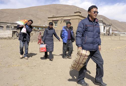 2月21日,參加“災(zāi)區(qū)送溫暖”活動的工作人員將生活物資送往群眾家中。