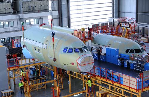 3月23日,空中客車天津總裝線上第7架空中客車A320飛機(jī)機(jī)頭(左)正在進(jìn)入組裝工序。 當(dāng)日,空中客車天津總裝線上第7架空中客車A320飛機(jī)機(jī)頭與機(jī)身進(jìn)入組裝工序,總裝工作正按照計(jì)劃有序進(jìn)行。據(jù)介紹,首架空客A320飛機(jī)日前已經(jīng)完成噴漆,今年5月將試飛,6月交付使用。 新華社記者 劉海峰 攝