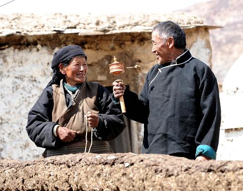 3月21日,西藏墨竹工卡縣扎西崗鄉(xiāng)吉古村農(nóng)民洛桑強白(右)與老伴唐沖在聊天。