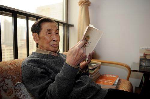3月22日,新華社記者林田在蘭州的家中看書。 1959年—— 世代為奴的米瑪頓珠破天荒地有了自己的土地; 林周縣干部拉布吉在槍林彈雨中與叛匪激戰(zhàn); 新華社記者林田親眼見證凱松莊園成為“西藏民主改革第一村”…… 那一年,西藏上千年封建農(nóng)奴制歷史宣告終結(jié)。由于平息叛亂和民主改革,百萬農(nóng)奴永遠擺脫了受剝削和壓迫的沉重枷鎖,成為自己命運的主人。 半個世紀后,四位親歷者以他們的講述,重現(xiàn)了那段深深刻入人生和時代記憶的歷史風(fēng)云。 新華社記者聶建江攝