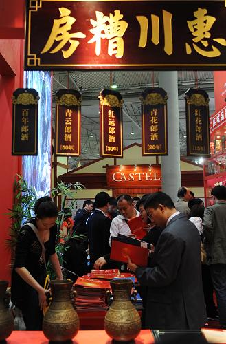 3月24日,成都世紀(jì)城新國(guó)際會(huì)展中心,參加糖酒會(huì)的眾多客商在一家老字號(hào)的酒類企業(yè)展臺(tái)了解情況。