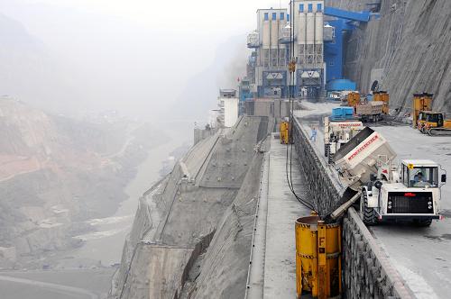 溪洛渡水電站加緊建設(shè) 3月22日,一輛貨車正在向吊罐傾倒混凝土。 我國(guó)第二大水電站——溪洛渡水電站工程目前正加緊建設(shè),并將于近期開始大壩混凝土澆筑。 溪洛渡水電站位于金沙江下游云南省永善縣與四川省雷波縣相接壤的溪洛渡峽谷,設(shè)計(jì)裝機(jī)容量1260萬(wàn)千瓦,裝機(jī)規(guī)模在國(guó)內(nèi)僅次于三峽水電站,是一座以發(fā)電為主,兼有防洪、攔沙和改善下游航運(yùn)條件等巨大綜合效益的工程。工程于2003年開始籌建,2005年底主體工程開工,2007年11月工程截流,預(yù)計(jì)2015年竣工投產(chǎn)。 新華社記者 浦超 攝