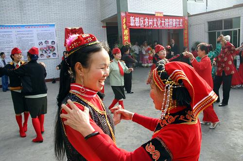 成都農(nóng)村文化大院:變文化“下”鄉(xiāng)為文化“駐”鄉(xiāng) 3月24日,成都市新都區(qū)斑竹園鎮(zhèn)順江村村民載歌載舞慶祝該村文化大院被授予“三星”。 當(dāng)日,成都市新都區(qū)公布對(duì)該區(qū)70余個(gè)文化大院的星級(jí)評(píng)定結(jié)果,17個(gè)農(nóng)村文化大院分別被授予一星到三星不等的星級(jí),根據(jù)星級(jí)不同將享受不等的政府文化活動(dòng)補(bǔ)助。 據(jù)了解,為變文化“下”鄉(xiāng)為文化“駐”鄉(xiāng),成都市新都區(qū)通過(guò)多種激勵(lì)措施,在村一級(jí)設(shè)立文化大院并評(píng)定星級(jí),讓農(nóng)民群眾成為農(nóng)村文化舞臺(tái)的主角,并采取區(qū)、鎮(zhèn)共同出資的辦法,為文化大院購(gòu)置必要的樂(lè)器、服裝等文化用品,并由當(dāng)?shù)匚幕^工作人員進(jìn)行指導(dǎo)。 新華社記者 劉海 攝