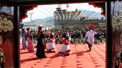 3月24日,西藏山南地區(qū)群藝館的演員在克松村為村民表演《洗衣歌》。