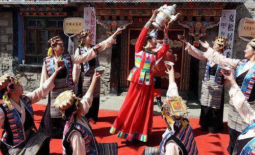 3月24日,西藏山南地區(qū)群藝館的演員在克松村為村民表演舞蹈。