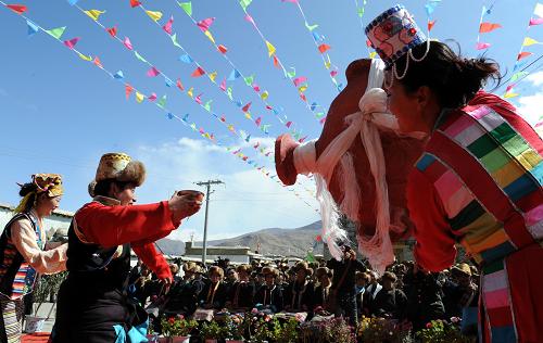 3月24日,西藏山南地區(qū)群藝館的演員在克松村為村民表演舞蹈。