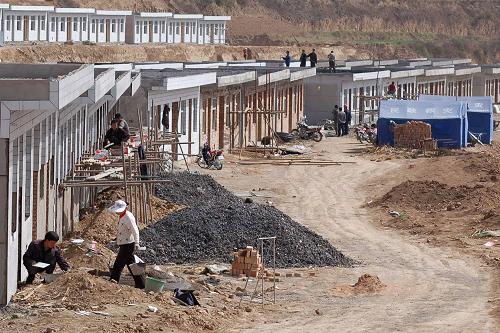 3月24日,在甘肅省天水市清水縣賈川鄉(xiāng)博愛新村建設(shè)工地,村民在加緊施工。