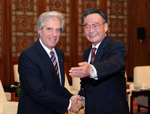 吳邦國會(huì)見烏拉圭總統(tǒng)巴斯克斯 3月24日,全國人大常委會(huì)委員長吳邦國在北京人民大會(huì)堂會(huì)見烏拉圭總統(tǒng)巴斯克斯。 新華社記者 饒愛民 攝
