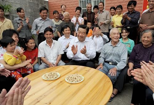 這是3月23日,賈慶林來(lái)到來(lái)賓市興賓區(qū)橋鞏鄉(xiāng)岜山村岜馬屯,看望壯族農(nóng)戶卓英東一家。 新華社記者 馬占成攝