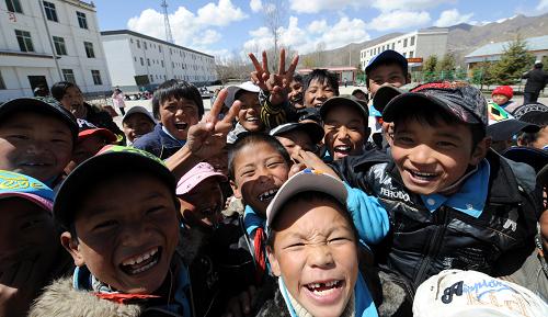 克松村完全小學的學生在校園內(nèi)玩耍(3月23日攝)。