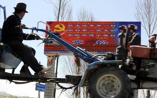 西藏山南地區(qū)乃東縣的一名農(nóng)民開著農(nóng)用拖拉機(jī)從克松村口經(jīng)過(3月23日攝)。