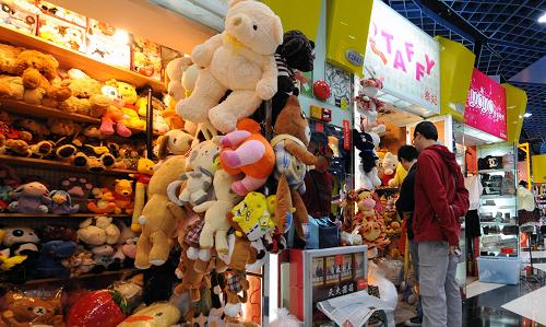 廣州動(dòng)漫產(chǎn)業(yè)逆市而上2008年產(chǎn)值過百億元 3月26日,顧客在廣州動(dòng)漫星城選購?fù)婢吆蛣?dòng)漫周邊產(chǎn)品。 盡管經(jīng)受金融危機(jī)的沖擊,廣州市動(dòng)漫產(chǎn)業(yè)2008年的產(chǎn)值仍超過100億元,占全國動(dòng)漫產(chǎn)值的1/5左右。 據(jù)悉,廣州目前從事網(wǎng)絡(luò)游戲動(dòng)漫產(chǎn)業(yè)的公司有140家,從業(yè)人員逾15000人。全市動(dòng)畫制作產(chǎn)量占全國動(dòng)畫片時(shí)間和部數(shù)總量的25%左右,居全國城市第三位;以漫友文化為代表的原創(chuàng)漫畫書刊發(fā)行占據(jù)全國漫畫書刊市場(chǎng)30%的份額;國內(nèi)網(wǎng)絡(luò)游戲收入和上線產(chǎn)品兩項(xiàng)指標(biāo)排名前5名的企業(yè)中廣州占據(jù)了3家,電子游戲產(chǎn)業(yè)產(chǎn)品銷售量在國內(nèi)市場(chǎng)占有率為50%左右。 新華社記者 陳曄華 攝