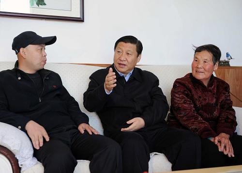 習(xí)近平在北京調(diào)研 中共中央政治局常委、中央書記處書記、國家副主席習(xí)近平近日在北京調(diào)研。 這是3月25日,習(xí)近平在北京市房山區(qū)長陽鎮(zhèn)保合莊村看望村民徐長松(左)一家人。 新華社記者 饒愛民 攝