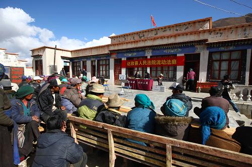 西藏:“流動法庭”到牧區(qū) 3月26日,在達(dá)孜縣塔杰鄉(xiāng)主西村,一些當(dāng)?shù)鼐用裨?#8220;流動法庭”開庭前就趕來旁聽。 當(dāng)天,西藏達(dá)孜縣人民法院“流動法庭”來到塔杰鄉(xiāng)主西村,對一起刑事案件進(jìn)行公開審判。達(dá)孜縣人民法院多年以來堅持采用“流動法庭”的辦法審理案件,對減輕涉案人員的經(jīng)濟(jì)負(fù)擔(dān)和在當(dāng)?shù)厝罕娭衅占胺芍R都發(fā)揮了積極的作用。 新華社記者 龔兵 攝