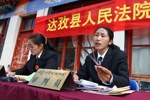 3月26日,達(dá)孜縣人民法院審判員白珍(右)在“流動法庭”上審理案件。