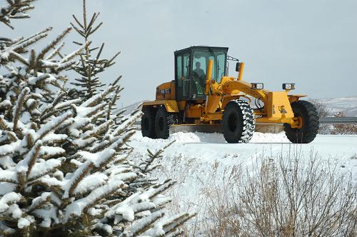 牡丹江降雪 搶險人員保國道暢通 3月27日,清雪車輛在301國道牡丹江市東寧段緊張作業(yè)。 當天,受雨夾雪天氣影響,黑龍江省牡丹江市境內的301國道、201國道被積雪覆蓋,交通一度受阻,并有車禍發(fā)生,道路養(yǎng)護人員和交警對路面緊急進行防滑作業(yè),保障行車安全。 新華社發(fā)(張春祥 攝)