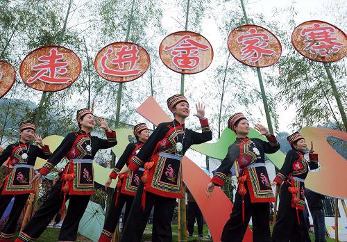 3月27日,身穿傳統(tǒng)服飾的畬族婦女在歌會上表演畬族歌舞。