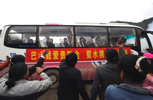 四川省異地安置首批因災失地農(nóng)民 3月27日,青川縣關莊鎮(zhèn)寺壩板房區(qū),鄉(xiāng)親們向離別故土的人們揮手道別。 當日,四川省青川縣第一批因災失地農(nóng)民80戶293人離開在家鄉(xiāng)的臨時居所,來到成都所轄邛崍市南寶山農(nóng)場安居,他們在這里擁有修葺一新的房子,每家還有數(shù)量不等的菜地、茶地和林地。汶川特大地震使四川省近20萬農(nóng)民失去賴以生存的耕地或宅基地,四川省國土資源廳、司法廳等部門研究制定省內(nèi)跨市(州)異地安置方案,連同返鄉(xiāng)異地安置、市內(nèi)跨縣異地安置方案,編制了《四川省汶川地震因災失地農(nóng)民異地安置規(guī)劃》,將因災失地農(nóng)民異地安置工作納入科學規(guī)劃及災后重建軌道。 新華社記者 江宏景 攝