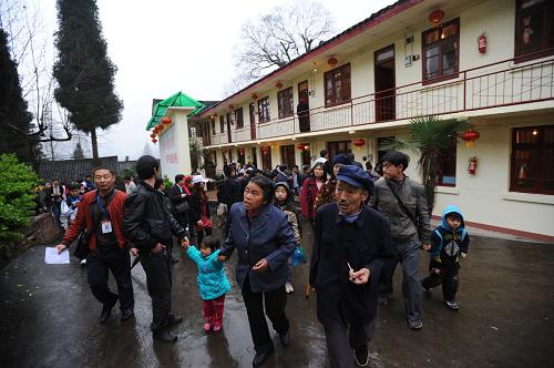 3月27日,遷移到邛崍市南寶山農(nóng)場的農(nóng)民在觀看新居。
