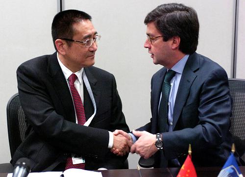 3月30日,在哥倫比亞城市麥德林,中國(guó)國(guó)家開發(fā)銀行顧問(wèn)劉克崮(左)與美洲開發(fā)銀行行長(zhǎng)莫雷諾簽署合作備忘錄后握手。根據(jù)該合作備忘錄,中國(guó)國(guó)家開發(fā)銀行將參與美洲開發(fā)銀行在拉美的融資活動(dòng)。美洲開發(fā)銀行第50屆年會(huì)本月27日至31日在這里舉行。這是2009年1月中國(guó)正式加入美洲開發(fā)銀行后,首次以正式成員身份參加年會(huì)。 新華社發(fā)(阿萊特·佩德拉利奧攝)