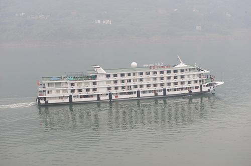 云陽縣故陵鎮(zhèn)涼水井滑坡不會堵塞長江航道 4月9日,一艘客輪正在長江云陽境內(nèi)航行。 記者從有關(guān)部門獲悉,重慶云陽縣故陵鎮(zhèn)出現(xiàn)的涼水井滑坡險情,不會堵塞長江航道。同時,重慶市將采取多種監(jiān)測手段,對滑坡體實施加密專業(yè)監(jiān)測,確保人民群眾生命財產(chǎn)安全。 涼水井滑坡距云陽新縣城38公里,是國家調(diào)查發(fā)現(xiàn)的地質(zhì)災(zāi)害隱患點(diǎn),被國家批準(zhǔn)的三峽庫區(qū)地質(zhì)災(zāi)害防治規(guī)劃確定為三峽庫區(qū)地質(zhì)災(zāi)害群測群防監(jiān)測點(diǎn)。自今年3月以來,該滑坡體變形進(jìn)一步加劇,至4月初出現(xiàn)重大險情。據(jù)監(jiān)測,滑坡體長250-370米,寬200-370米,面積約10萬平方米,滑坡體平均厚度約35米,總體積約360萬立方米。 新華社記者 周衡義 攝