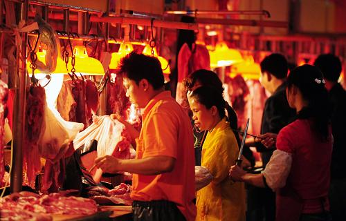 4月9日清晨,在廣州橫滘農(nóng)貿(mào)市場(chǎng),肉市攤販在整理貨品。