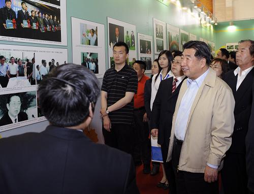 回良玉參觀全國社會主義新農村建設圖片展 4月9日,中共中央政治局委員、國務院副總理回良玉在北京農業(yè)展覽館參觀了全國社會主義新農村建設圖片展。 新華社記者張鐸攝