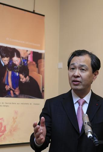 4月10日,中國駐法國大使孔泉在法國蒙達(dá)爾紀(jì)市舉行的中法建交45周年圖片展開幕式上講話。