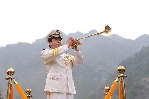 5月12日,紀(jì)念汶川特大地震一周年活動在四川省汶川縣映秀鎮(zhèn)隆重舉行。活動開始時,小號手吹響《思念曲》。 新華社記者李學(xué)仁攝