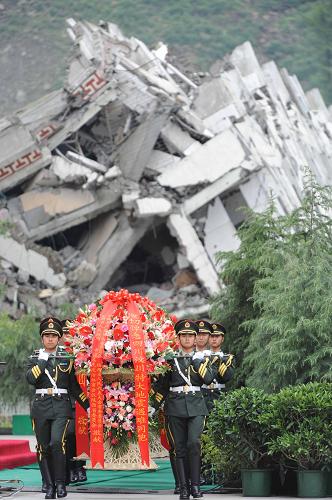 5月12日,紀(jì)念四川汶川特大地震一周年活動在四川省汶川縣映秀鎮(zhèn)舉行。伴隨著深情的《獻(xiàn)花曲》,20名禮兵抬起10個花籃,正步走向四川汶川特大地震紀(jì)念表盤,將花籃擺放在紀(jì)念表盤前。 新華社記者丁林?jǐn)z
