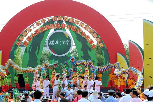 5月30日,南京橫溪農(nóng)民在臺(tái)灣農(nóng)民創(chuàng)業(yè)園揭牌儀式上進(jìn)行舞龍表演。 當(dāng)日,臺(tái)灣農(nóng)民創(chuàng)業(yè)園在南京市江寧區(qū)正式揭牌,百名臺(tái)商和本地農(nóng)民一起參加揭牌儀式。臺(tái)灣農(nóng)民創(chuàng)業(yè)園將重點(diǎn)開(kāi)發(fā)建設(shè)臺(tái)灣新品種園、休閑農(nóng)業(yè)基地、農(nóng)業(yè)科技推廣和臺(tái)灣農(nóng)產(chǎn)品物流中心等。 新華社記者 孫參 攝
