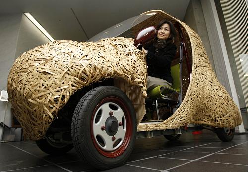 2008年11月14日,一輛車身由竹子制成的環(huán)保電動車在日本京都亮相。聯(lián)合國環(huán)境規(guī)劃署確定2009年“六·五”世界環(huán)境日的主題為“你的星球需要你,聯(lián)合起來應(yīng)對氣候變化”。 新華社發(fā)(于洋編輯)