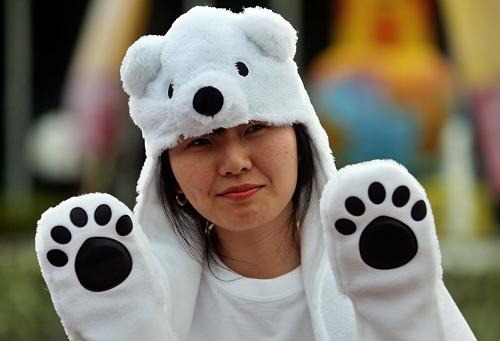 2007年11月11日,在印度尼西亞巴厘島街頭,一名韓國女子裝扮成北極熊,呼吁人們關(guān)注這種由于氣候變化而瀕危的動(dòng)物。聯(lián)合國環(huán)境規(guī)劃署確定2009年“六·五”世界環(huán)境日的主題為“你的星球需要你,聯(lián)合起來應(yīng)對氣候變化”。 新華社發(fā)(于洋編輯)