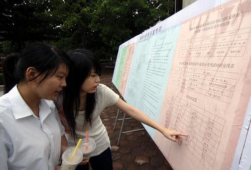 6月6日,兩名學生在海南中學看考場布置圖。